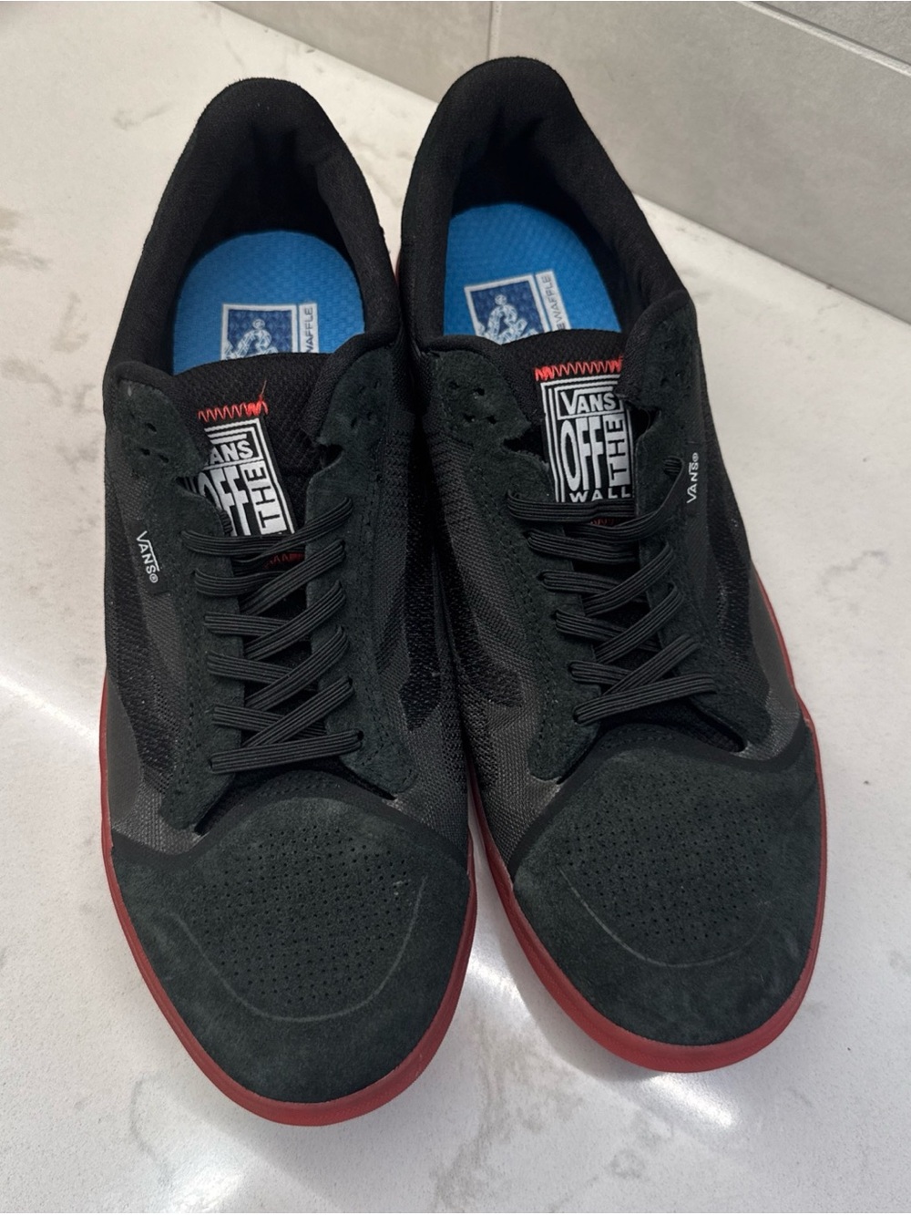 Vans men’s low rise black red sneakers 10.5 - Picture 2 of 9